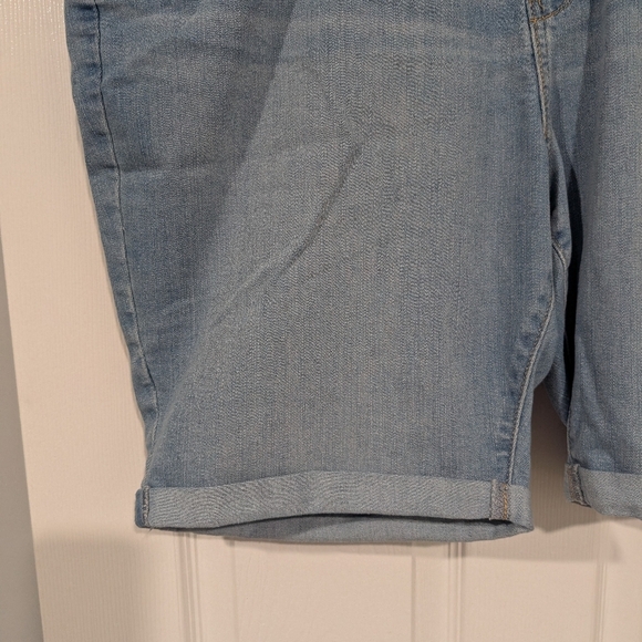 Signature by Levi Strauss Light Wash Denim Bermuda Shorts in Size 22 (W36) - Picture 4 of 12